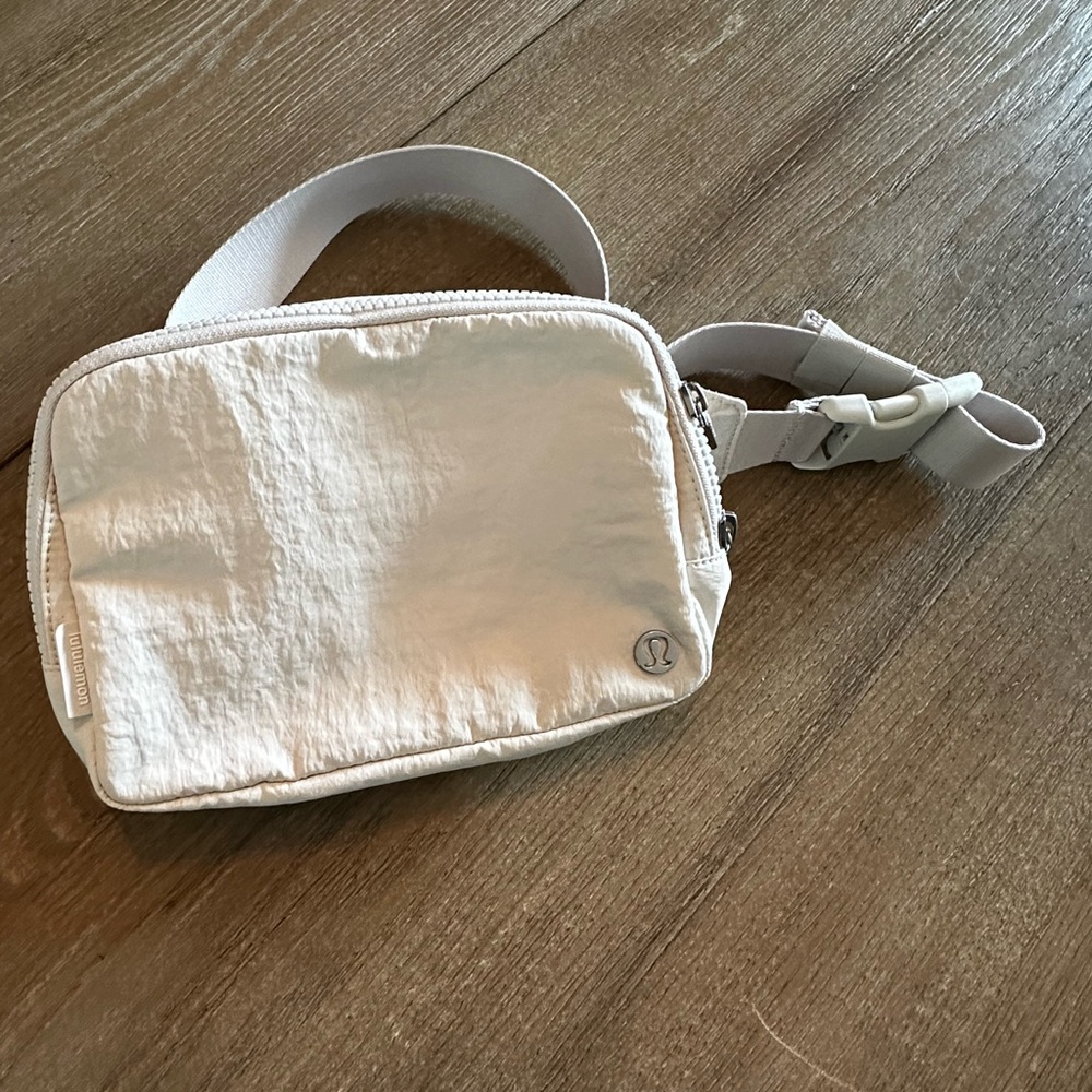 Lululemon Everywhere 2L Belt Bag